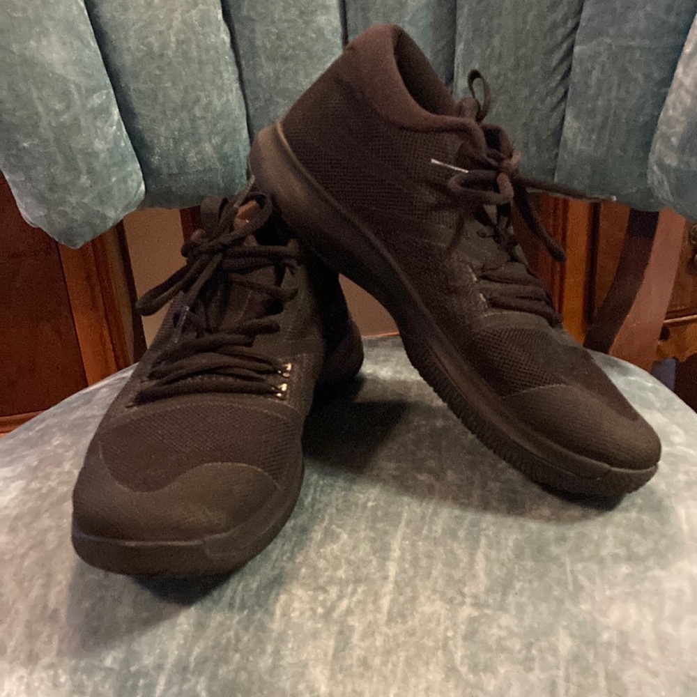 NIKE ZOOM TENNIS SHOES